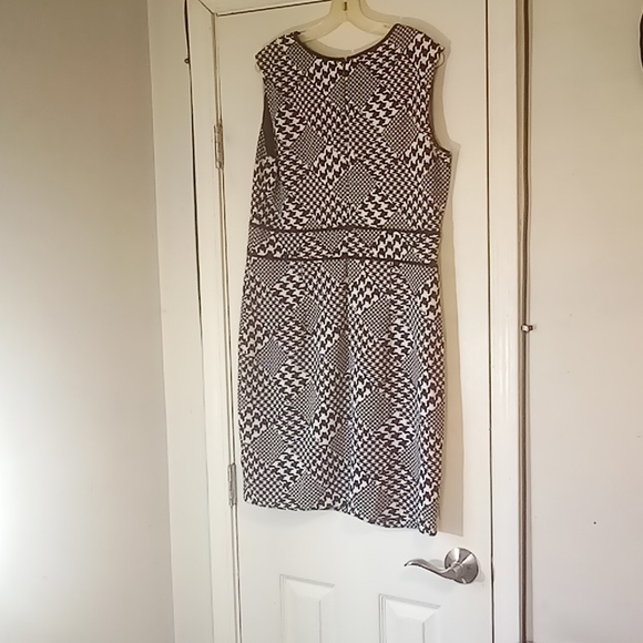 Dress - Picture 4 of 4